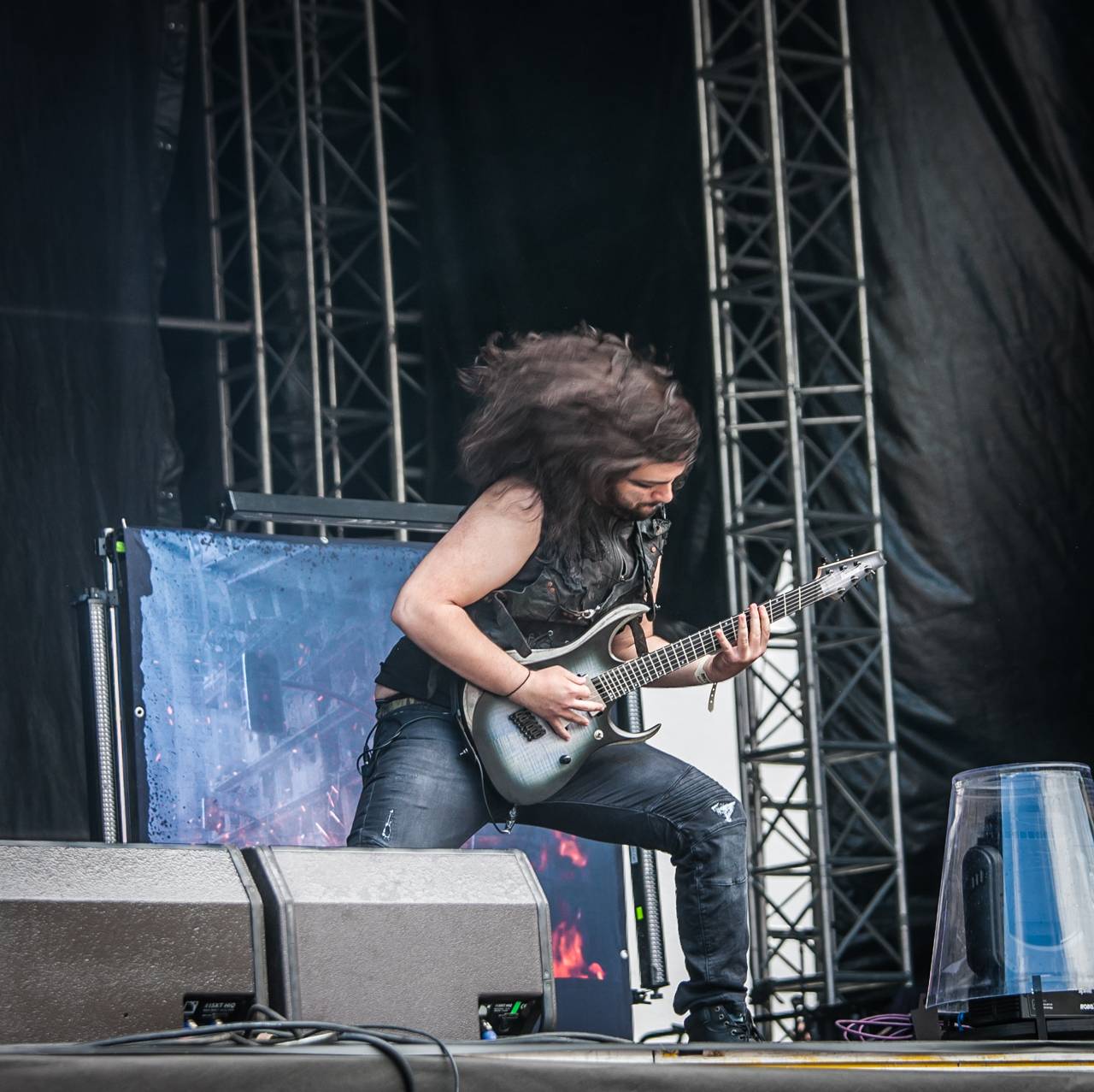 První den vyprodaného Metalfestu. Vystoupily kapely Hammerfall, Powerwolf, Amorphis, Axxis i česká ikona Törr