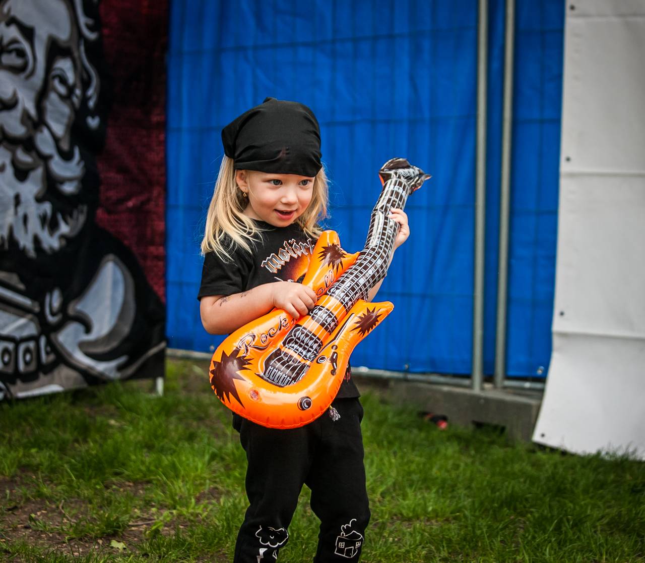 První den vyprodaného Metalfestu. Vystoupily kapely Hammerfall, Powerwolf, Amorphis, Axxis i česká ikona Törr