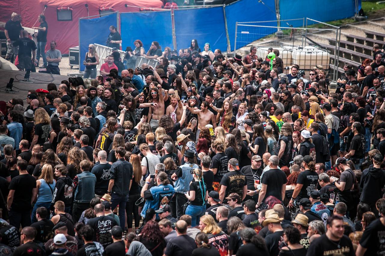 První den vyprodaného Metalfestu. Vystoupily kapely Hammerfall, Powerwolf, Amorphis, Axxis i česká ikona Törr