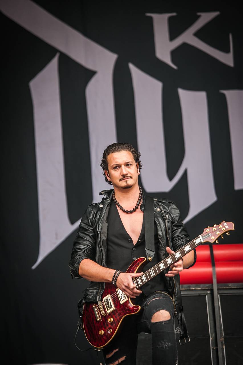 První den vyprodaného Metalfestu. Vystoupily kapely Hammerfall, Powerwolf, Amorphis, Axxis i česká ikona Törr