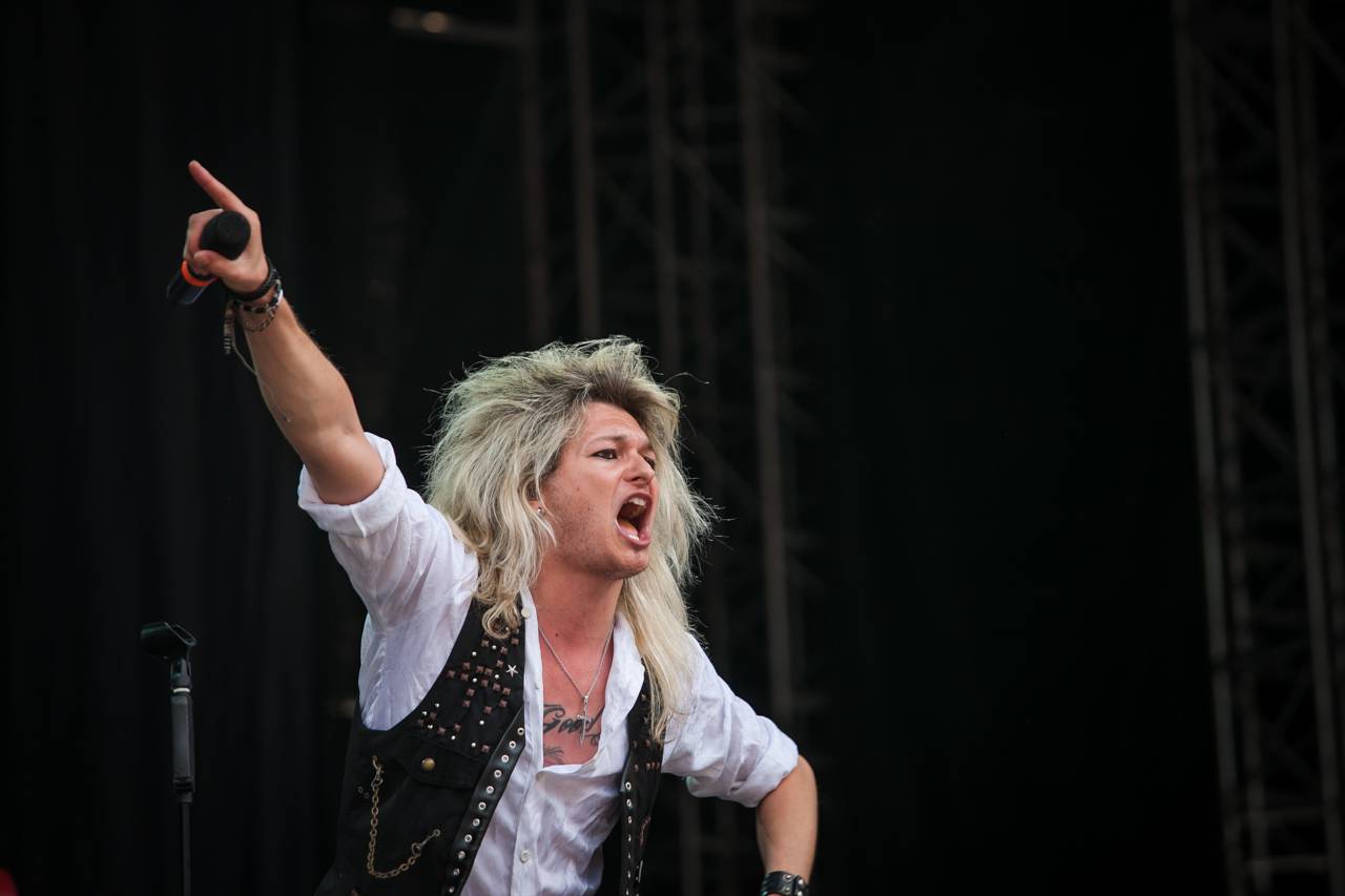 První den vyprodaného Metalfestu. Vystoupily kapely Hammerfall, Powerwolf, Amorphis, Axxis i česká ikona Törr