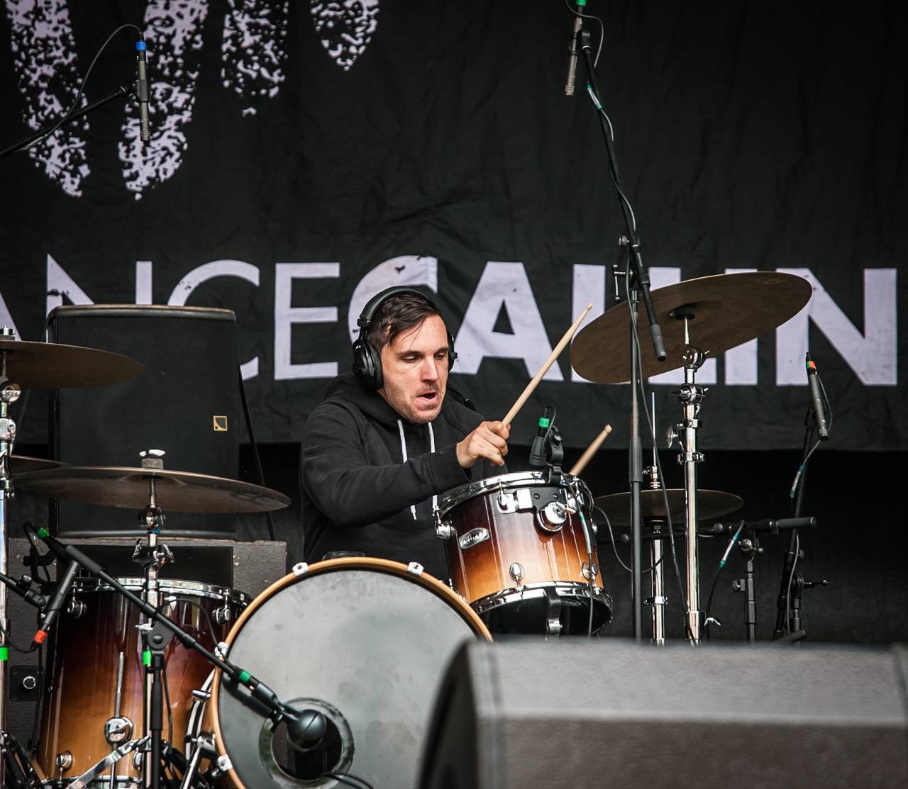 První den vyprodaného Metalfestu. Vystoupily kapely Hammerfall, Powerwolf, Amorphis, Axxis i česká ikona Törr