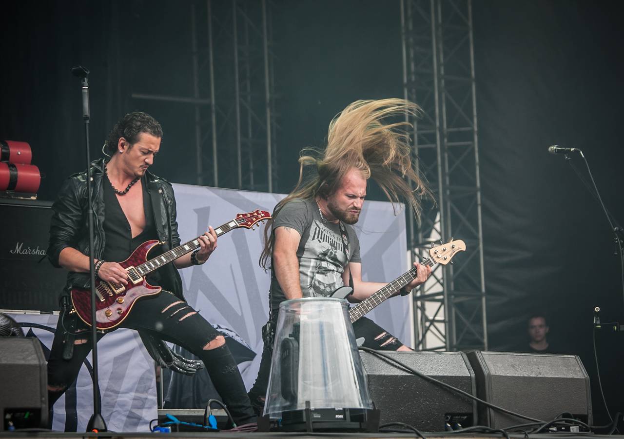 První den vyprodaného Metalfestu. Vystoupily kapely Hammerfall, Powerwolf, Amorphis, Axxis i česká ikona Törr