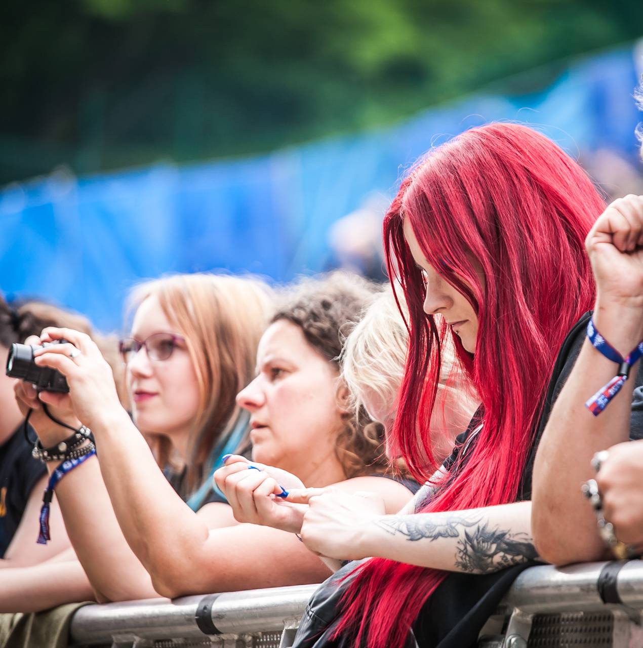 První den vyprodaného Metalfestu. Vystoupily kapely Hammerfall, Powerwolf, Amorphis, Axxis i česká ikona Törr