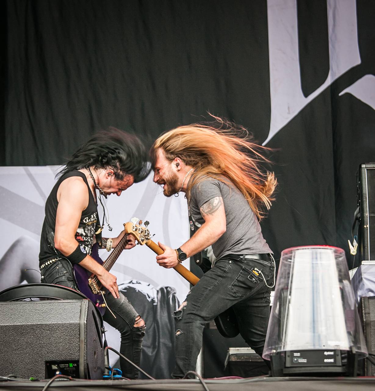 První den vyprodaného Metalfestu. Vystoupily kapely Hammerfall, Powerwolf, Amorphis, Axxis i česká ikona Törr