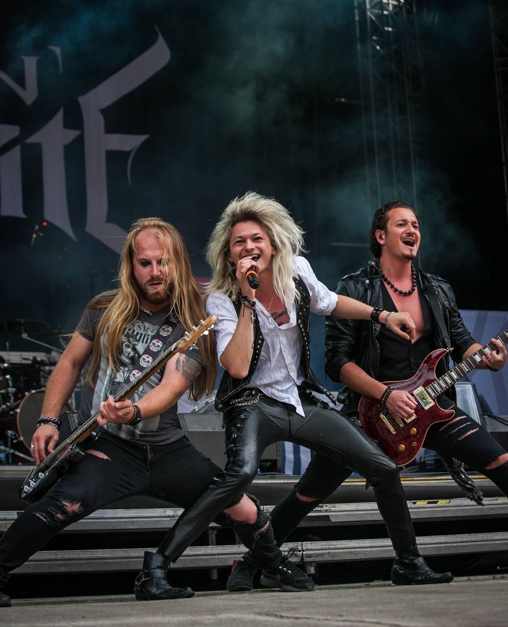 První den vyprodaného Metalfestu. Vystoupily kapely Hammerfall, Powerwolf, Amorphis, Axxis i česká ikona Törr