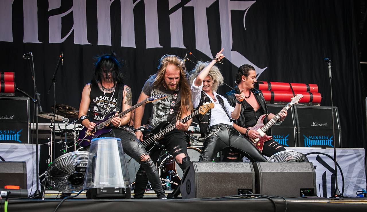 První den vyprodaného Metalfestu. Vystoupily kapely Hammerfall, Powerwolf, Amorphis, Axxis i česká ikona Törr