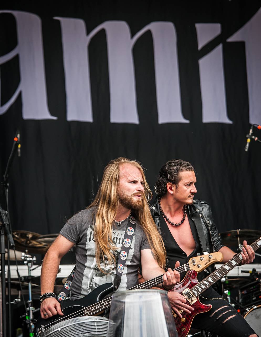 První den vyprodaného Metalfestu. Vystoupily kapely Hammerfall, Powerwolf, Amorphis, Axxis i česká ikona Törr