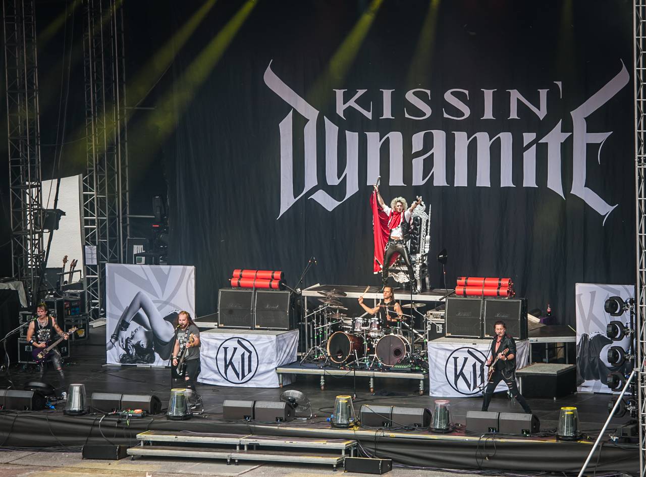 První den vyprodaného Metalfestu. Vystoupily kapely Hammerfall, Powerwolf, Amorphis, Axxis i česká ikona Törr