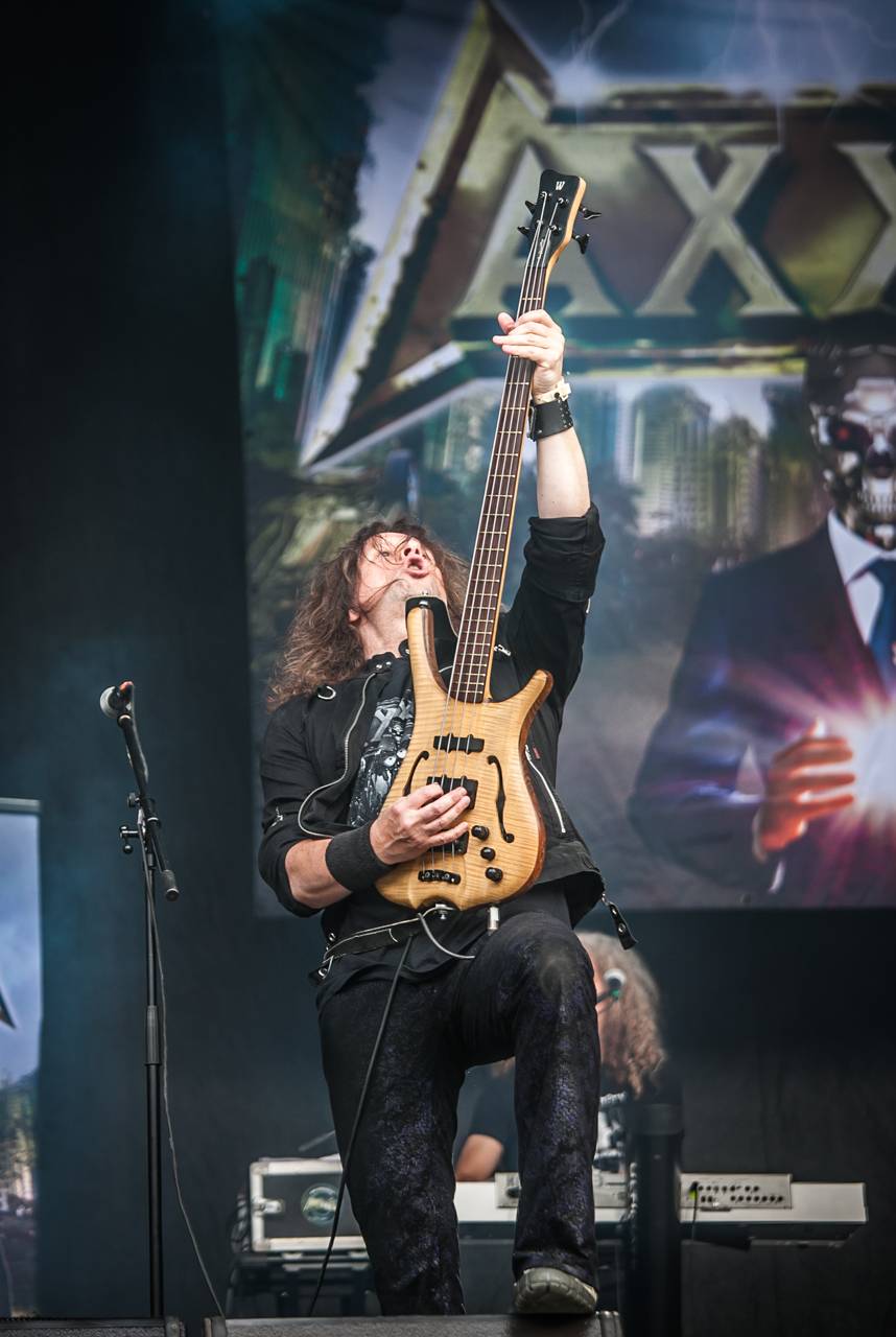 První den vyprodaného Metalfestu. Vystoupily kapely Hammerfall, Powerwolf, Amorphis, Axxis i česká ikona Törr