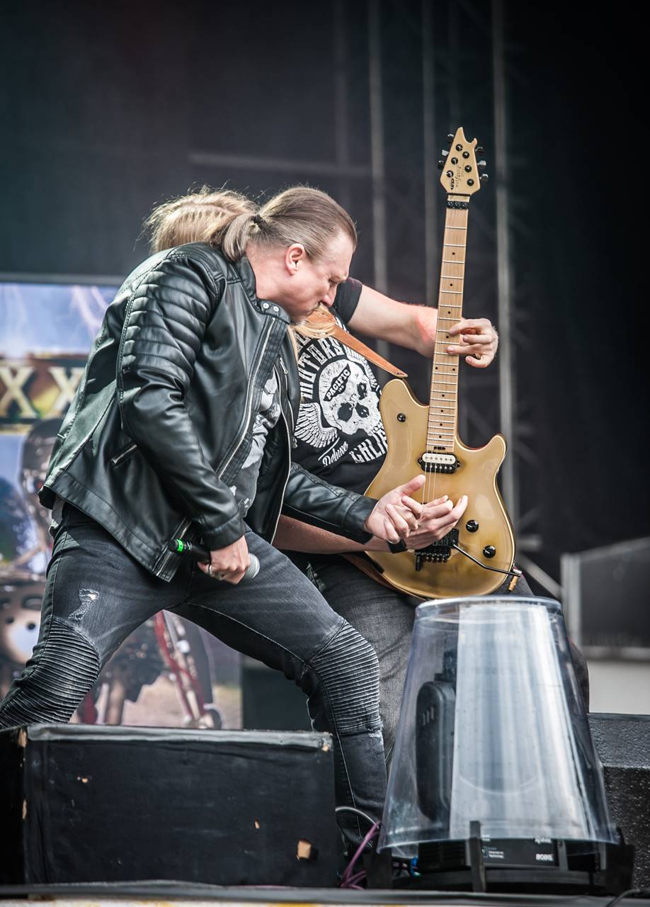 První den vyprodaného Metalfestu. Vystoupily kapely Hammerfall, Powerwolf, Amorphis, Axxis i česká ikona Törr