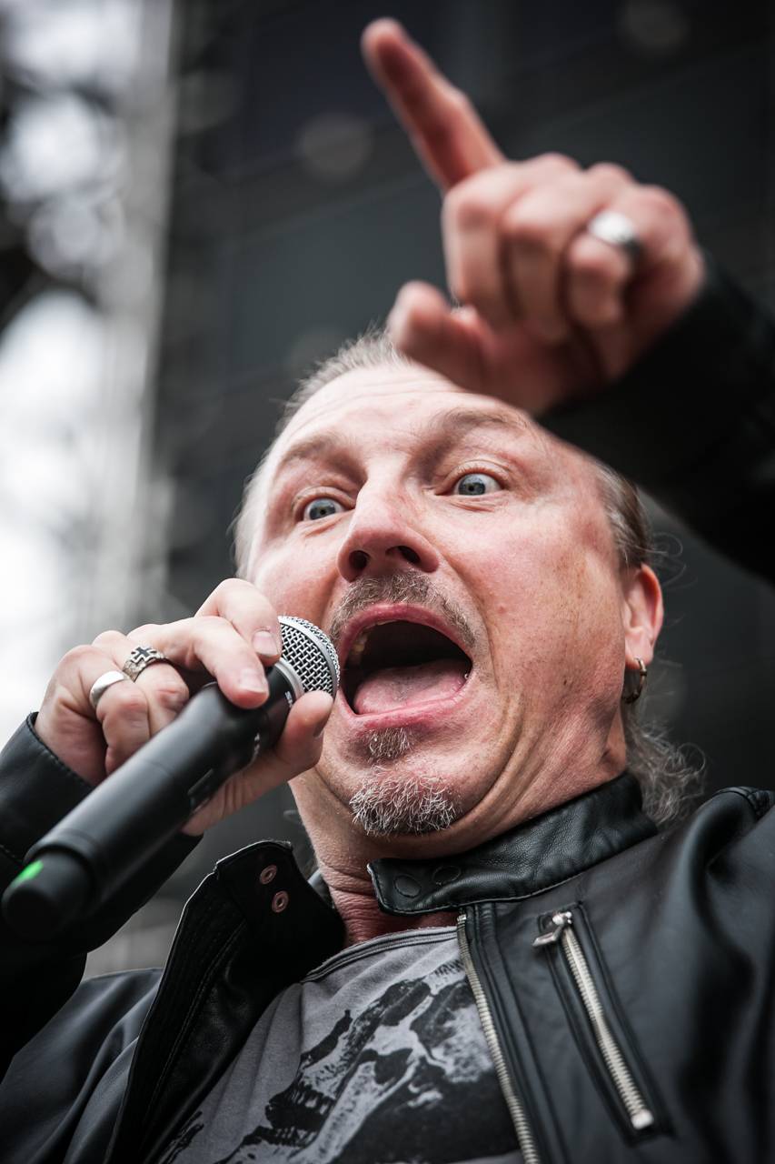 První den vyprodaného Metalfestu. Vystoupily kapely Hammerfall, Powerwolf, Amorphis, Axxis i česká ikona Törr