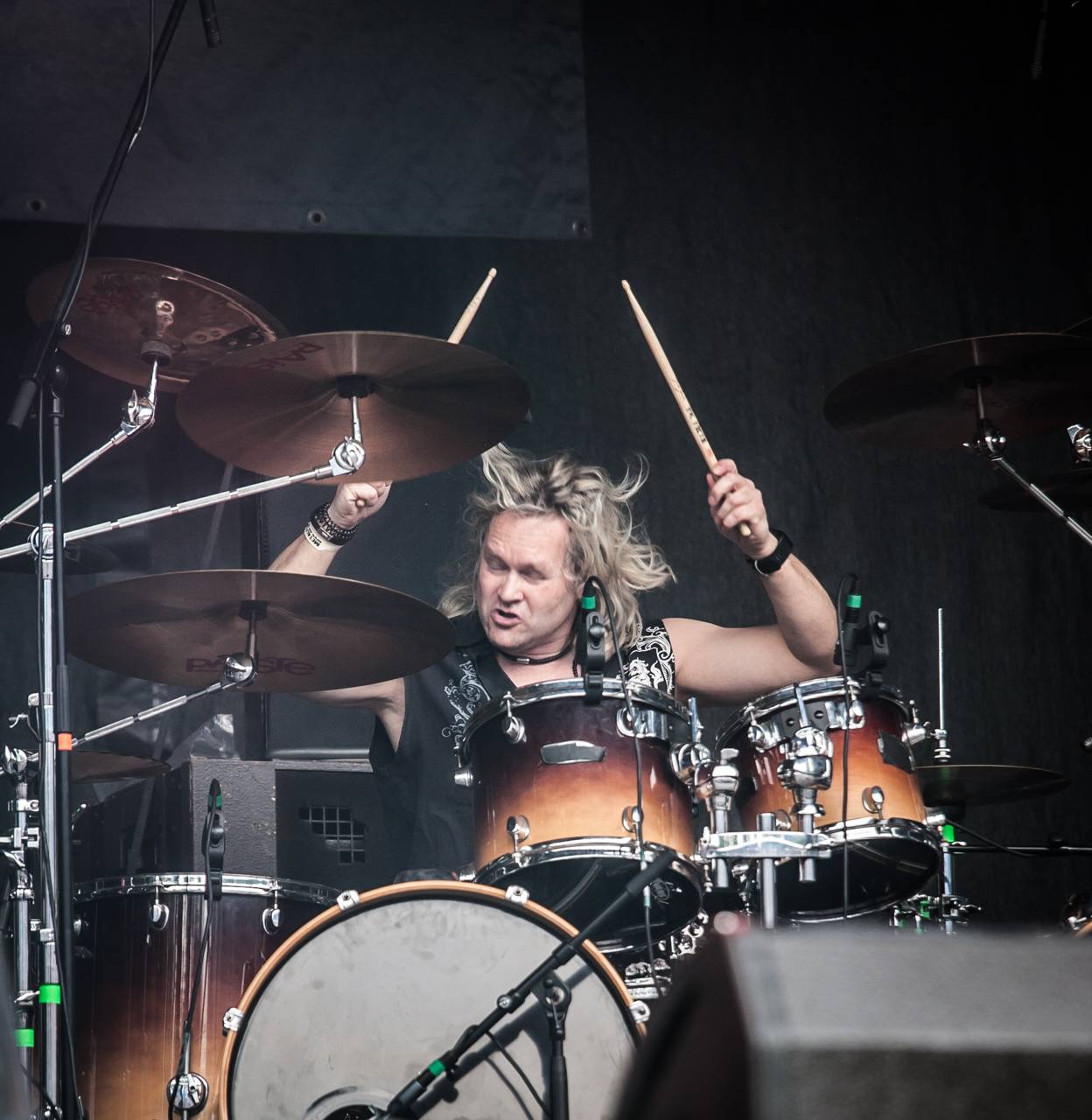 První den vyprodaného Metalfestu. Vystoupily kapely Hammerfall, Powerwolf, Amorphis, Axxis i česká ikona Törr