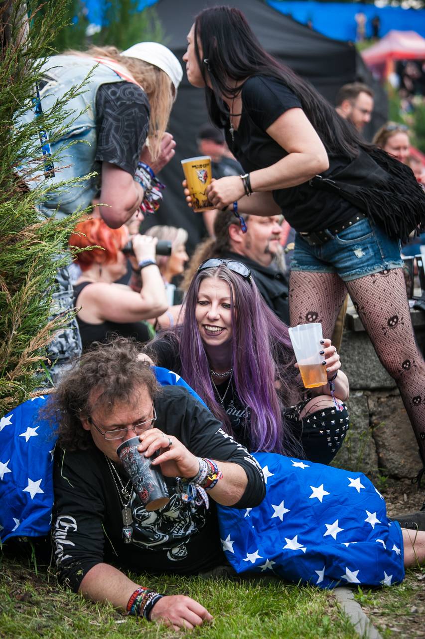První den vyprodaného Metalfestu. Vystoupily kapely Hammerfall, Powerwolf, Amorphis, Axxis i česká ikona Törr