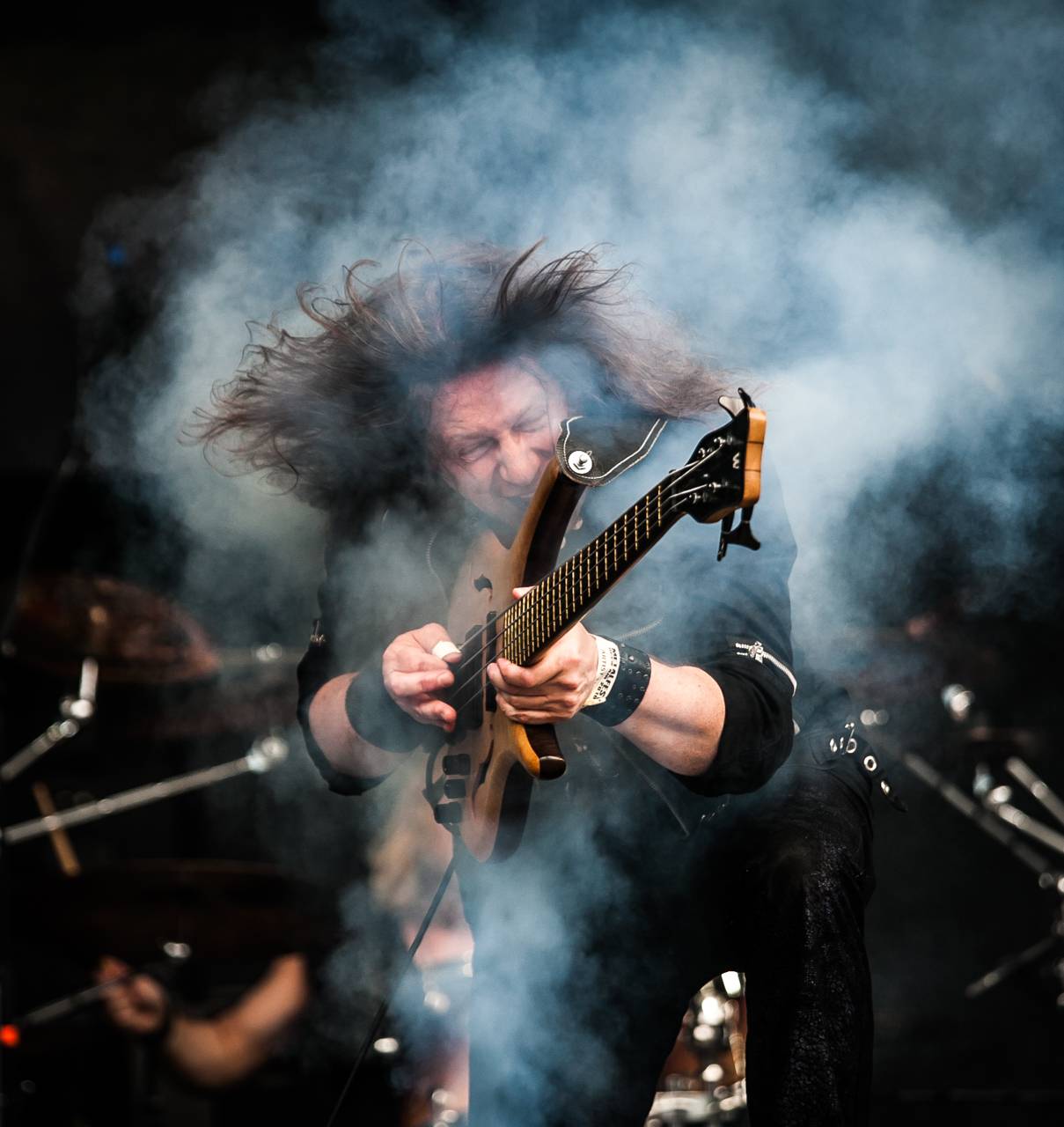 První den vyprodaného Metalfestu. Vystoupily kapely Hammerfall, Powerwolf, Amorphis, Axxis i česká ikona Törr