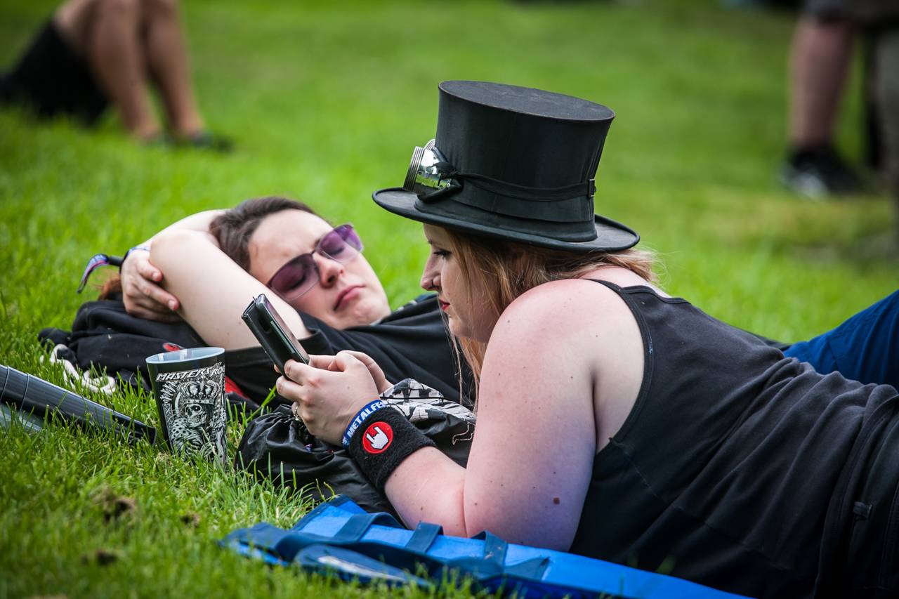 První den vyprodaného Metalfestu. Vystoupily kapely Hammerfall, Powerwolf, Amorphis, Axxis i česká ikona Törr