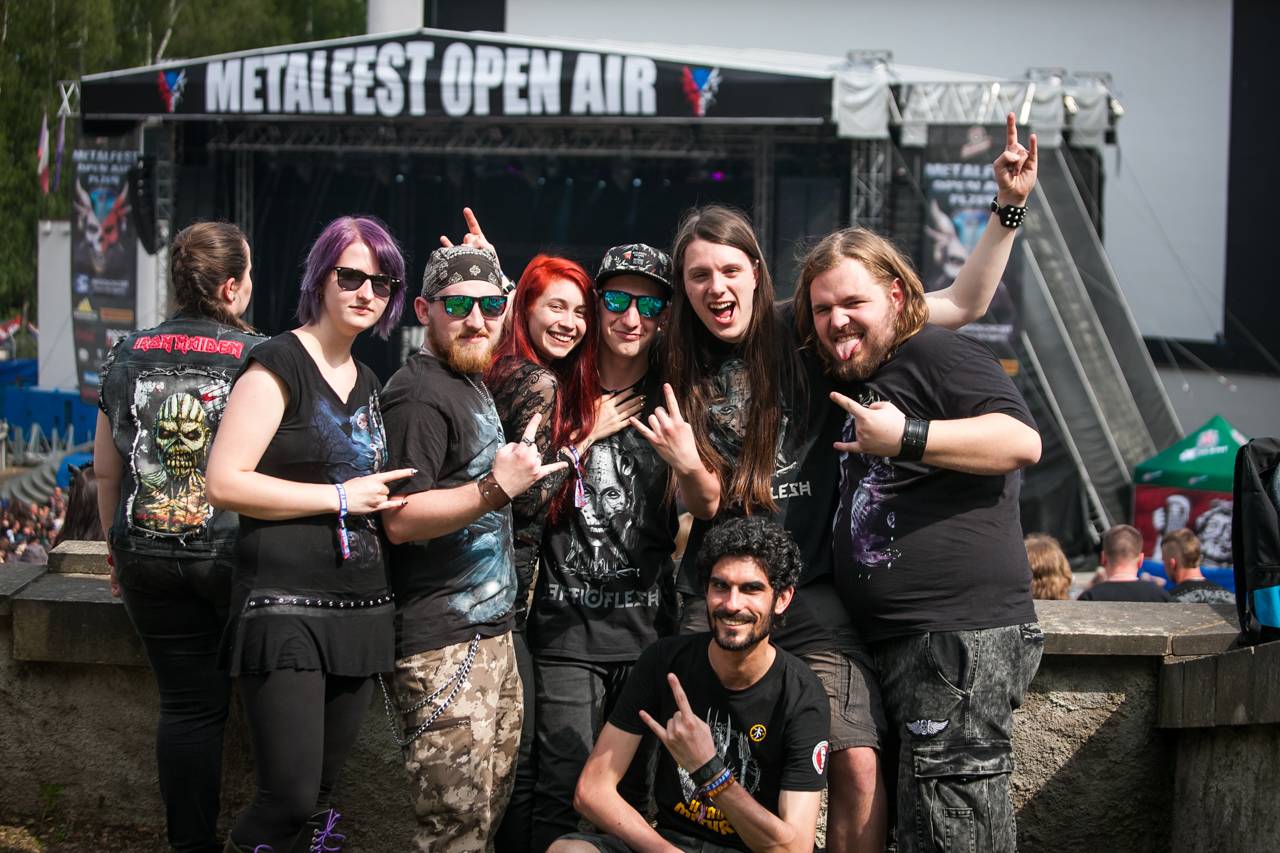 První den vyprodaného Metalfestu. Vystoupily kapely Hammerfall, Powerwolf, Amorphis, Axxis i česká ikona Törr