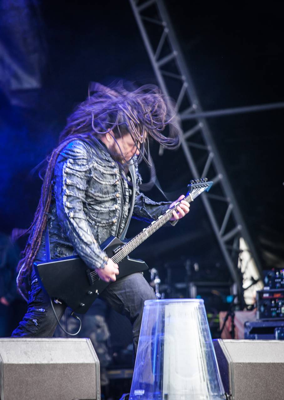 První den vyprodaného Metalfestu. Vystoupily kapely Hammerfall, Powerwolf, Amorphis, Axxis i česká ikona Törr