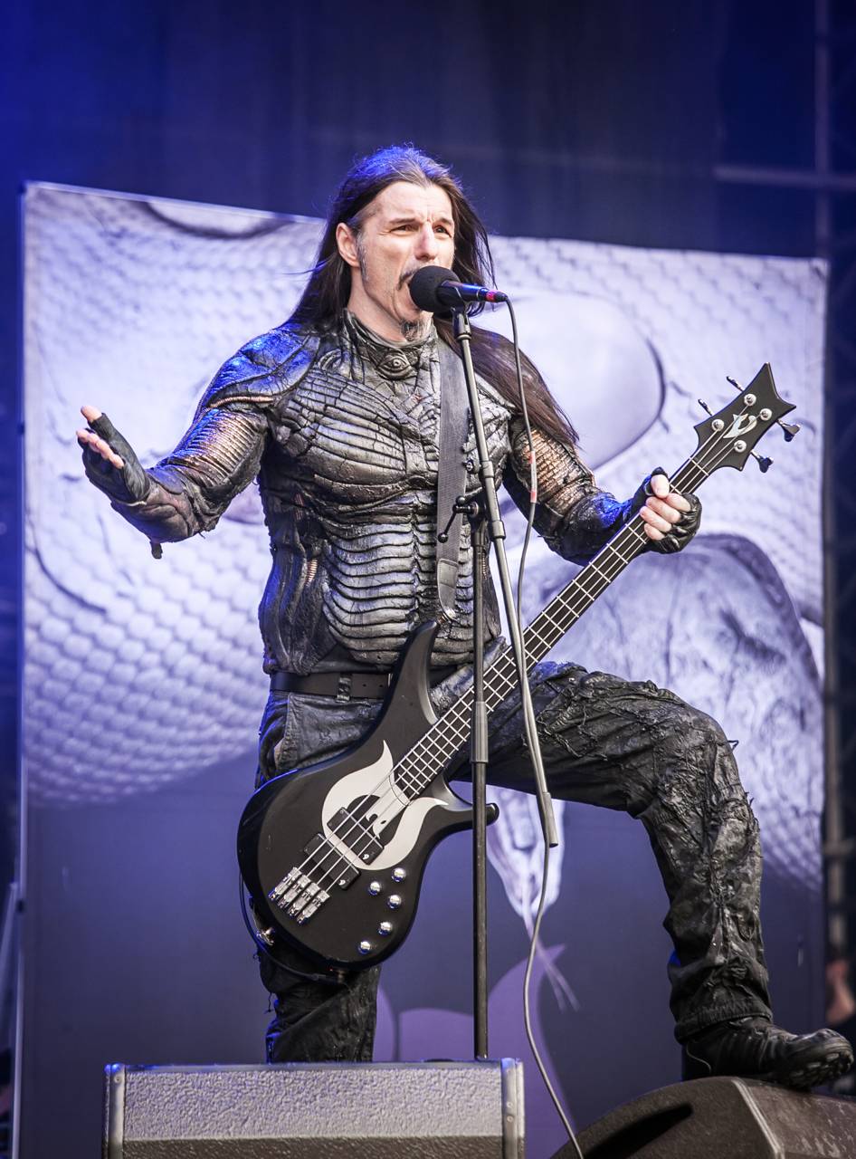 První den vyprodaného Metalfestu. Vystoupily kapely Hammerfall, Powerwolf, Amorphis, Axxis i česká ikona Törr