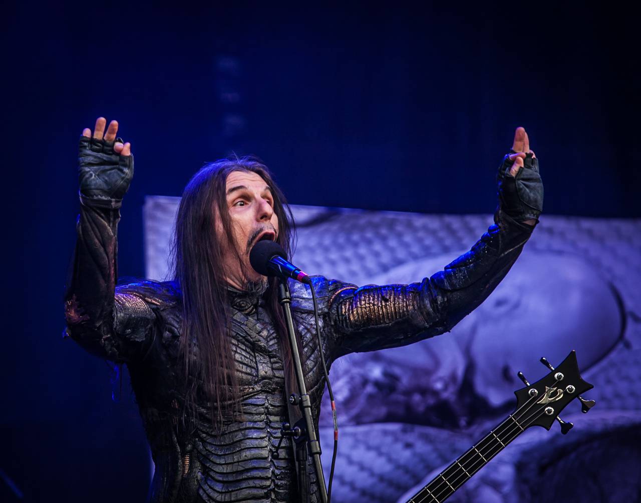 První den vyprodaného Metalfestu. Vystoupily kapely Hammerfall, Powerwolf, Amorphis, Axxis i česká ikona Törr