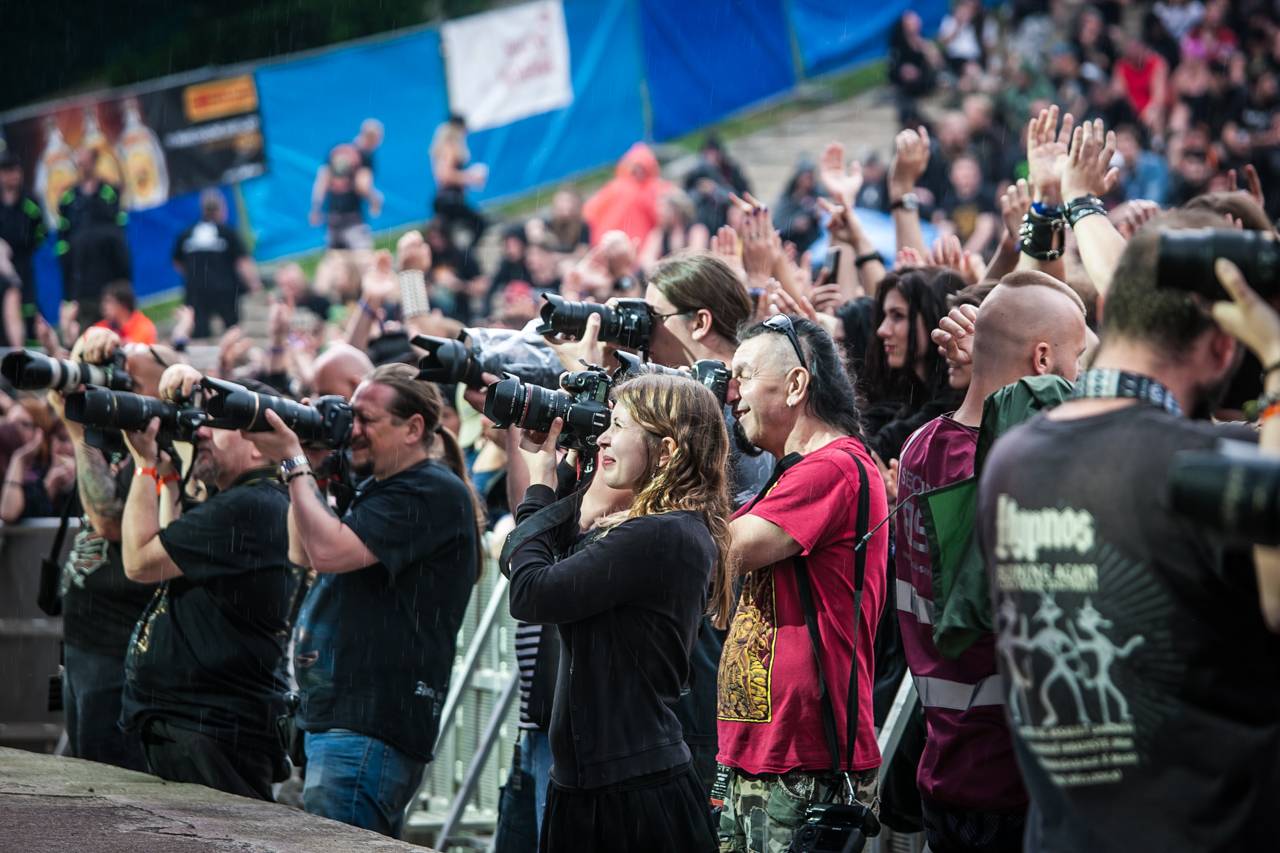 První den vyprodaného Metalfestu. Vystoupily kapely Hammerfall, Powerwolf, Amorphis, Axxis i česká ikona Törr