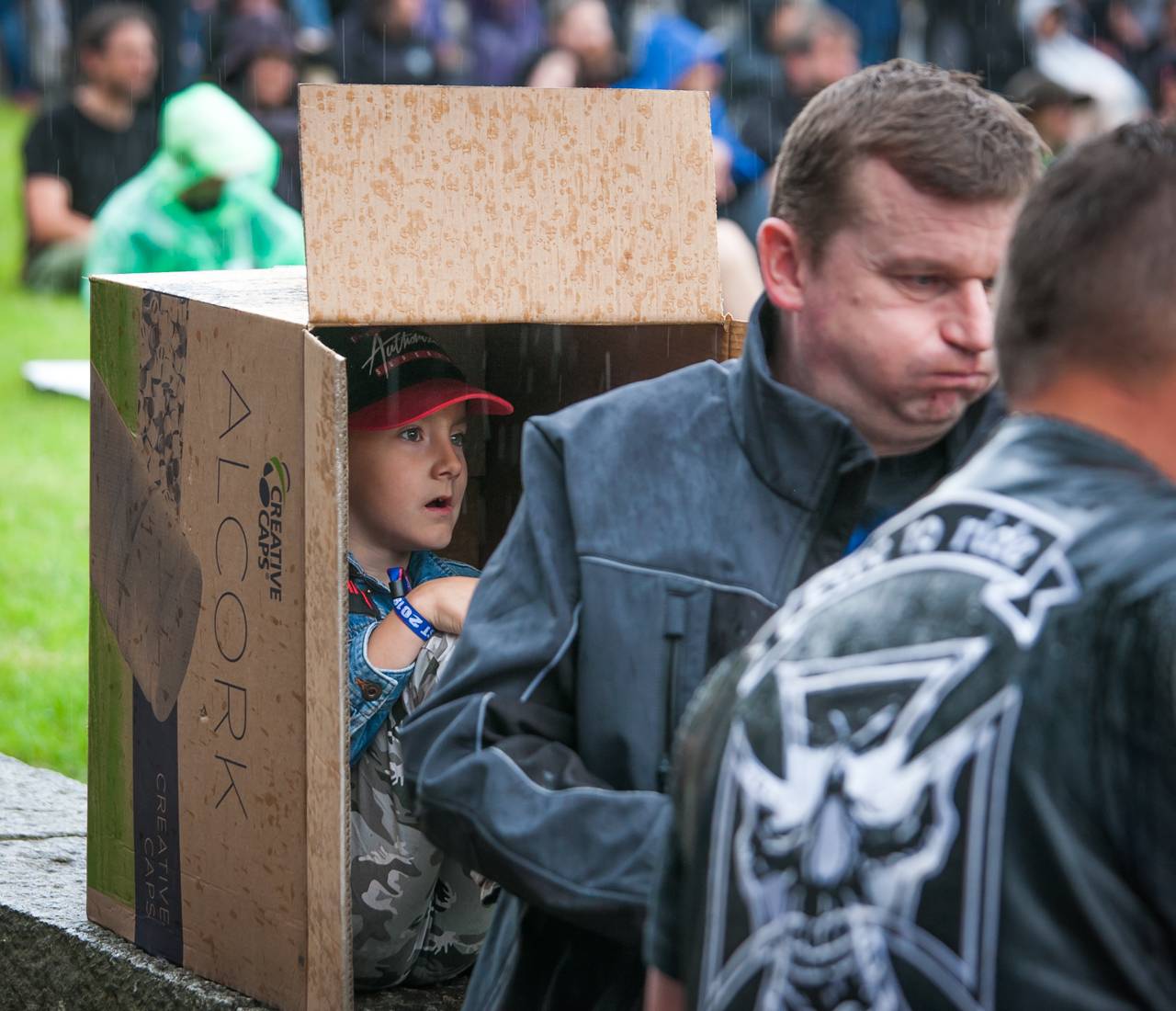 První den vyprodaného Metalfestu. Vystoupily kapely Hammerfall, Powerwolf, Amorphis, Axxis i česká ikona Törr