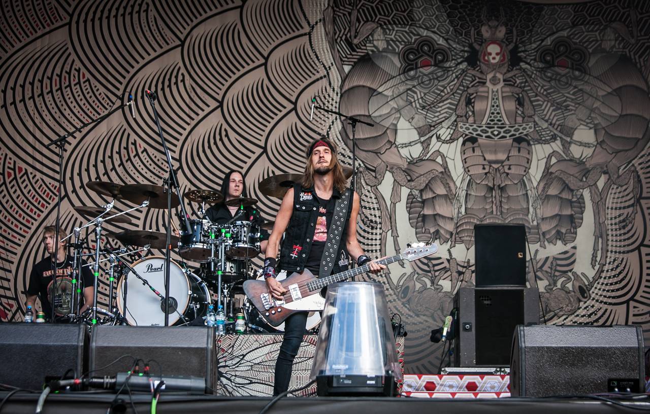 První den vyprodaného Metalfestu. Vystoupily kapely Hammerfall, Powerwolf, Amorphis, Axxis i česká ikona Törr
