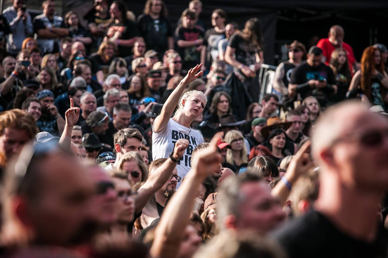 První den vyprodaného Metalfestu. Vystoupily kapely Hammerfall, Powerwolf, Amorphis, Axxis i česká ikona Törr