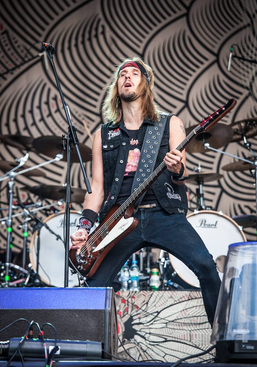 První den vyprodaného Metalfestu. Vystoupily kapely Hammerfall, Powerwolf, Amorphis, Axxis i česká ikona Törr