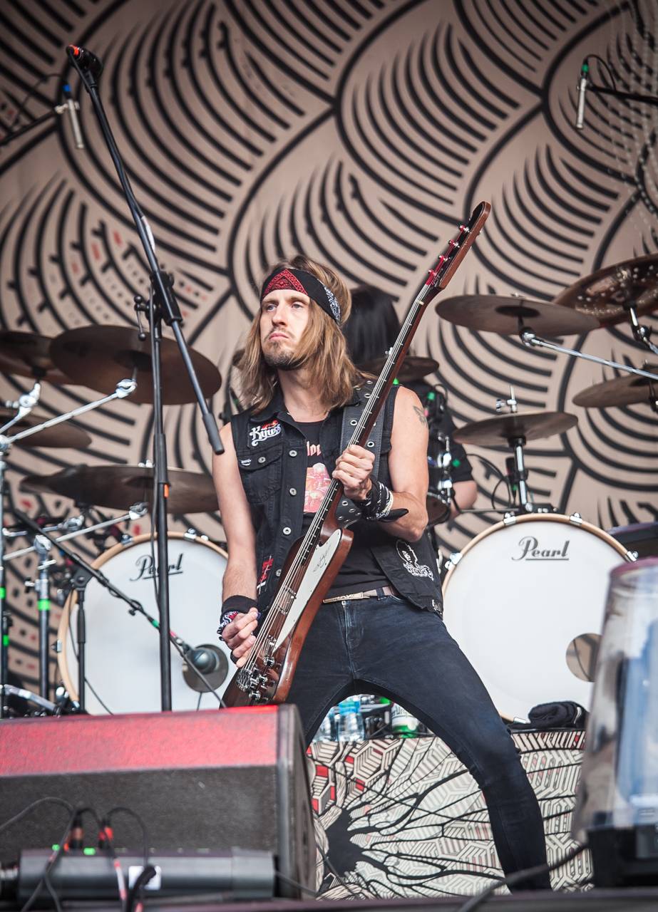 První den vyprodaného Metalfestu. Vystoupily kapely Hammerfall, Powerwolf, Amorphis, Axxis i česká ikona Törr