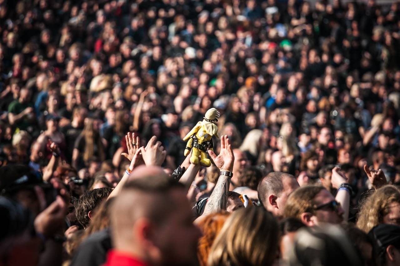 První den vyprodaného Metalfestu. Vystoupily kapely Hammerfall, Powerwolf, Amorphis, Axxis i česká ikona Törr