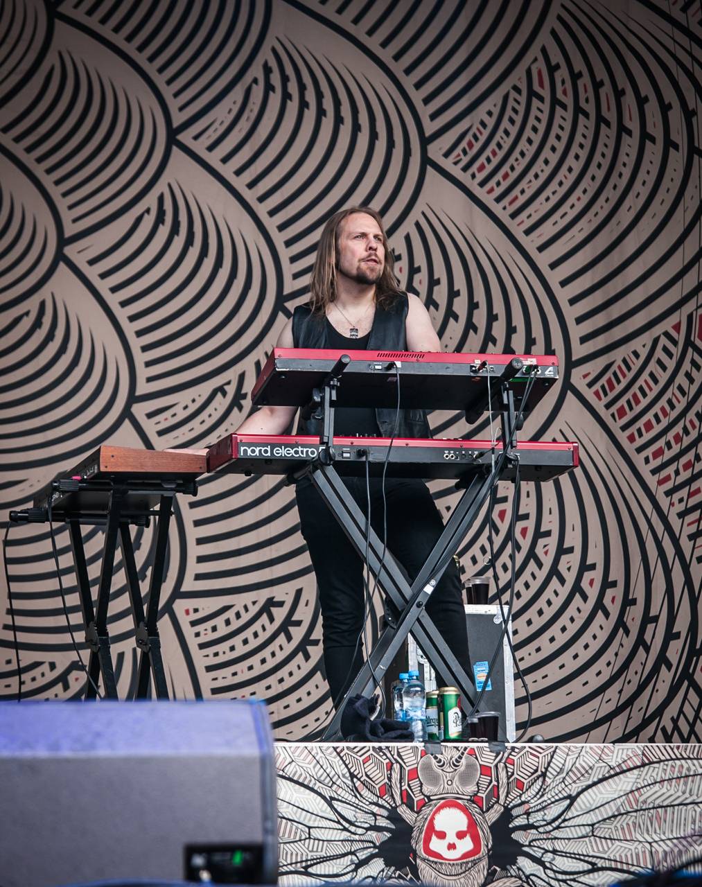 První den vyprodaného Metalfestu. Vystoupily kapely Hammerfall, Powerwolf, Amorphis, Axxis i česká ikona Törr