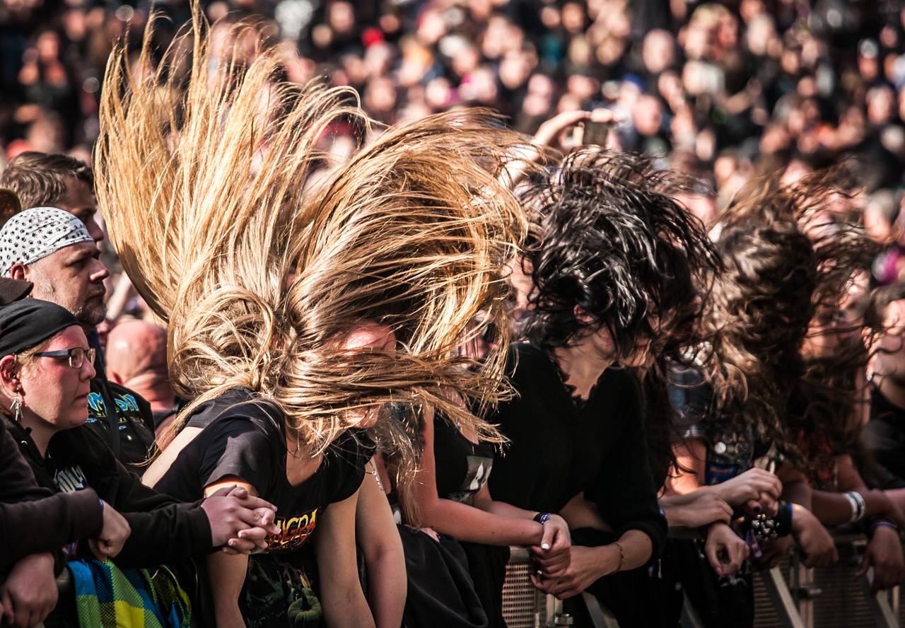 První den vyprodaného Metalfestu. Vystoupily kapely Hammerfall, Powerwolf, Amorphis, Axxis i česká ikona Törr