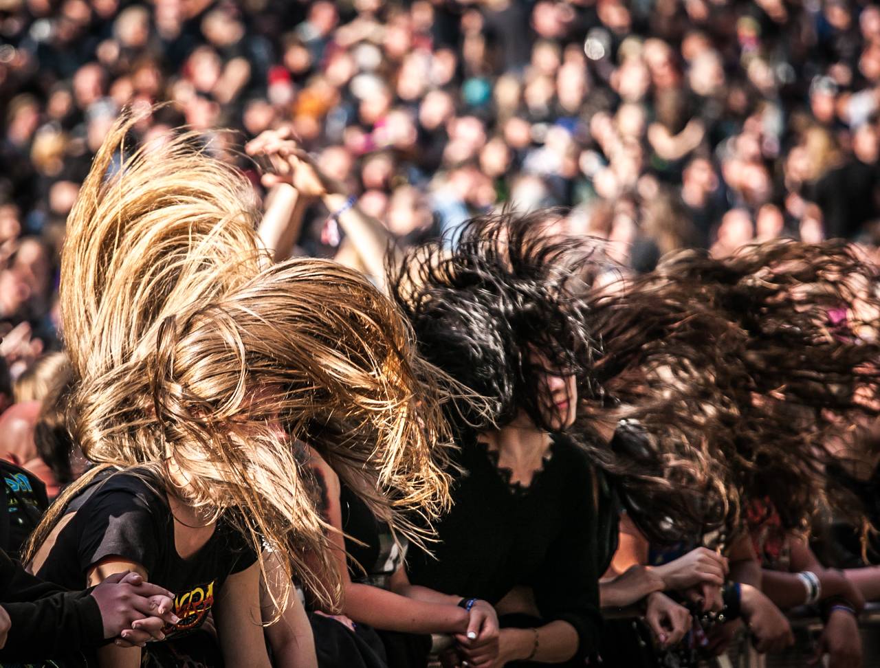 První den vyprodaného Metalfestu. Vystoupily kapely Hammerfall, Powerwolf, Amorphis, Axxis i česká ikona Törr