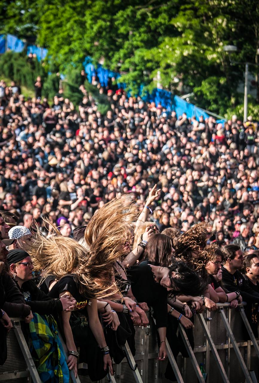 První den vyprodaného Metalfestu. Vystoupily kapely Hammerfall, Powerwolf, Amorphis, Axxis i česká ikona Törr