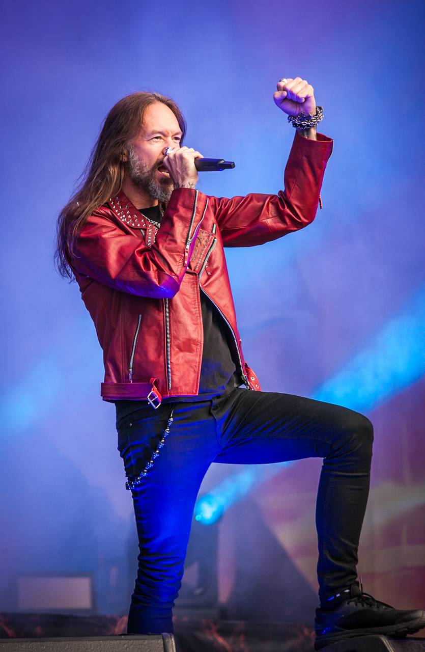 První den vyprodaného Metalfestu. Vystoupily kapely Hammerfall, Powerwolf, Amorphis, Axxis i česká ikona Törr