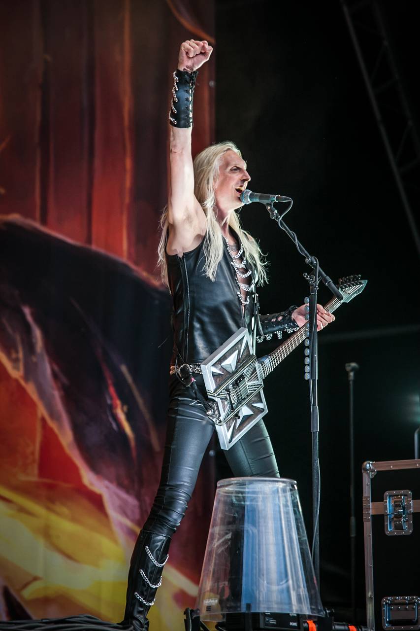 První den vyprodaného Metalfestu. Vystoupily kapely Hammerfall, Powerwolf, Amorphis, Axxis i česká ikona Törr