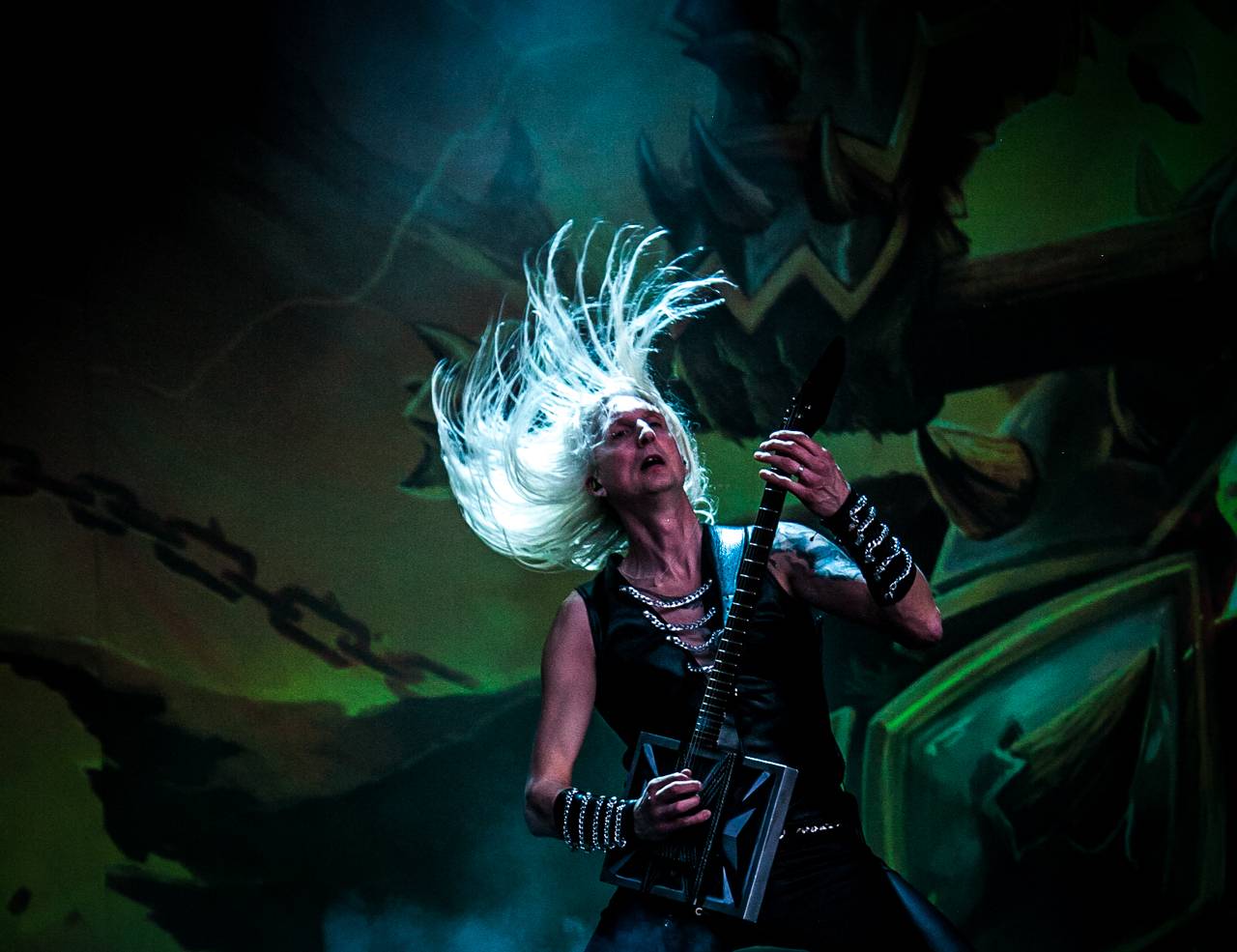 První den vyprodaného Metalfestu. Vystoupily kapely Hammerfall, Powerwolf, Amorphis, Axxis i česká ikona Törr