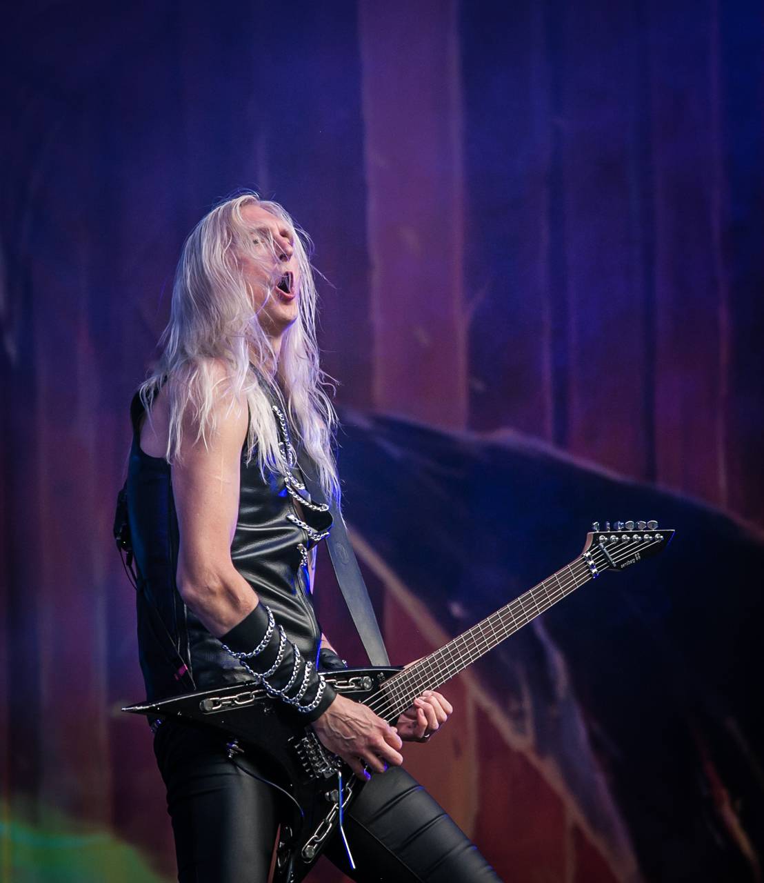 První den vyprodaného Metalfestu. Vystoupily kapely Hammerfall, Powerwolf, Amorphis, Axxis i česká ikona Törr