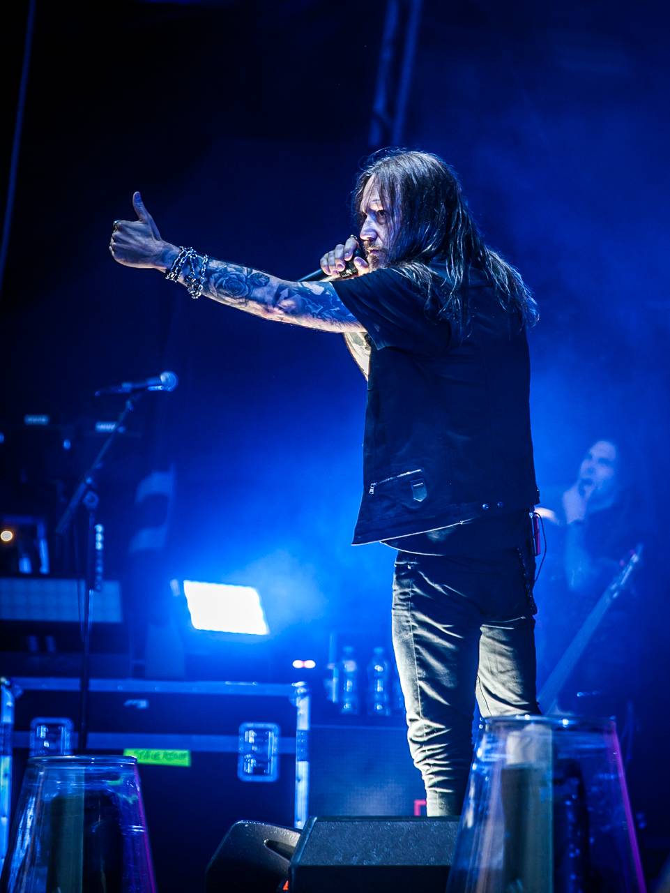 První den vyprodaného Metalfestu. Vystoupily kapely Hammerfall, Powerwolf, Amorphis, Axxis i česká ikona Törr