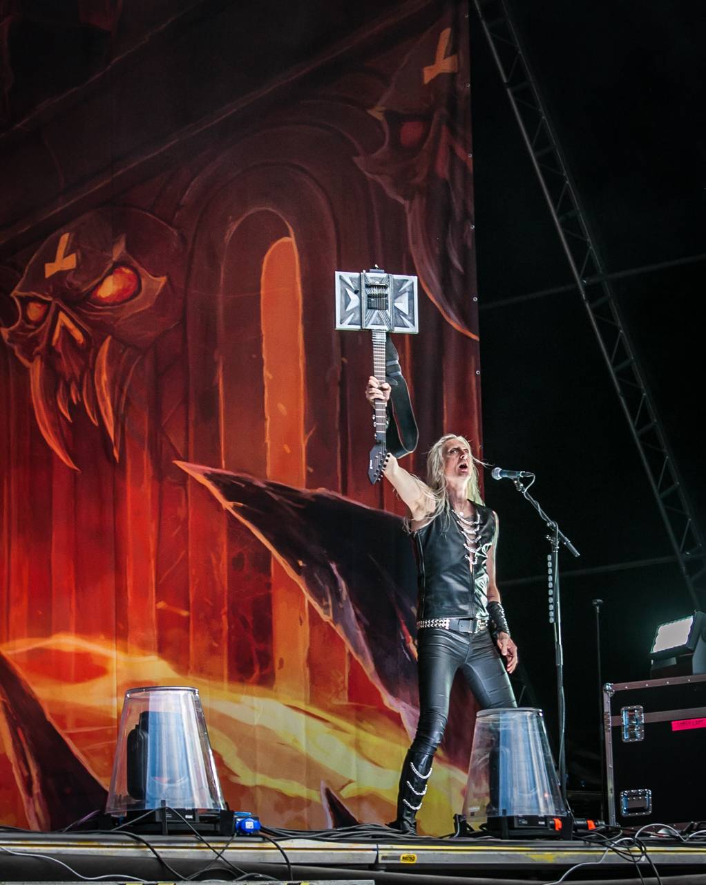 První den vyprodaného Metalfestu. Vystoupily kapely Hammerfall, Powerwolf, Amorphis, Axxis i česká ikona Törr