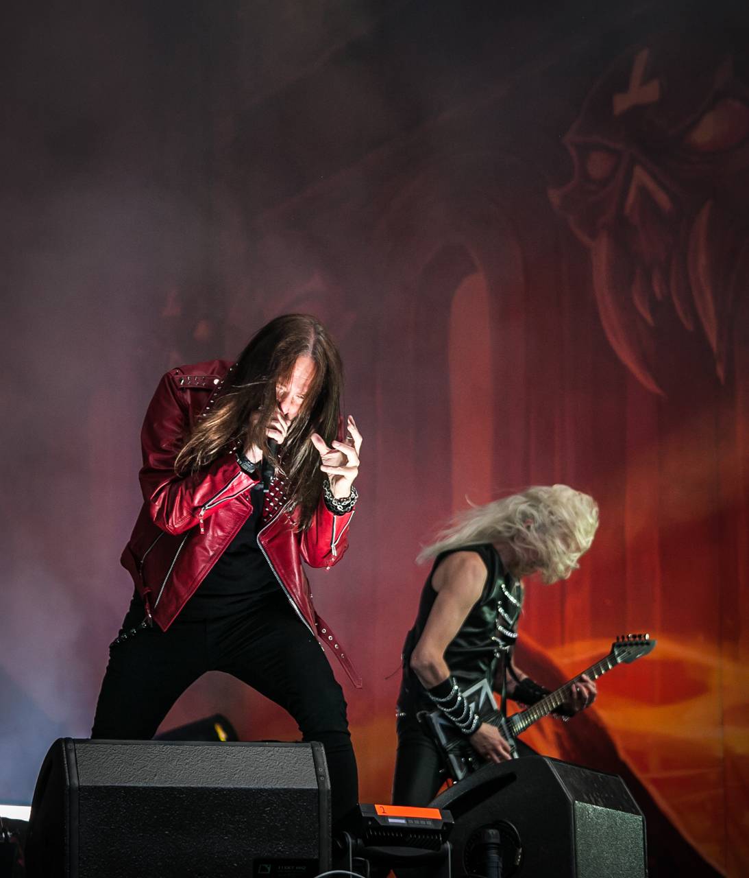 První den vyprodaného Metalfestu. Vystoupily kapely Hammerfall, Powerwolf, Amorphis, Axxis i česká ikona Törr