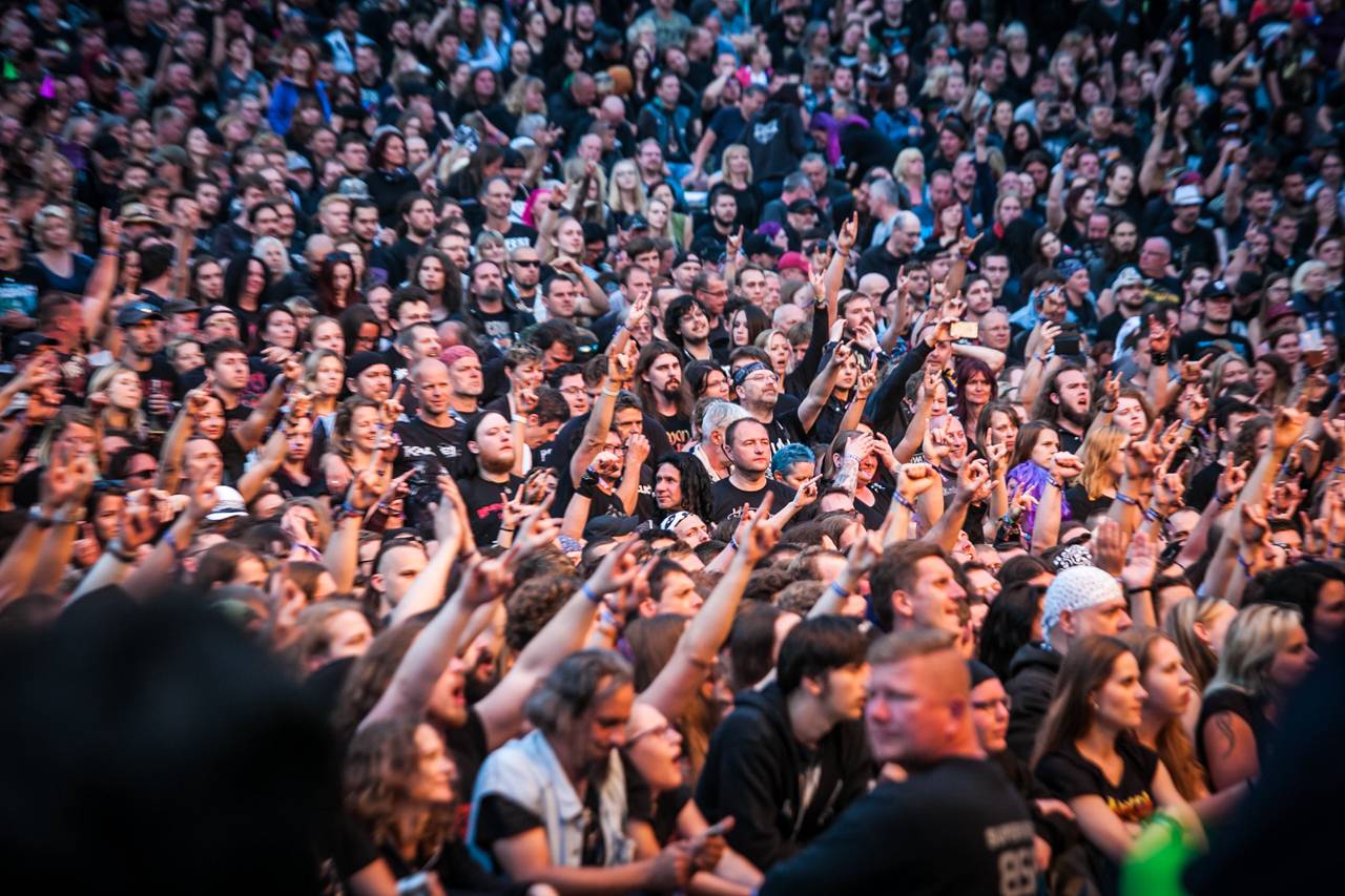 První den vyprodaného Metalfestu. Vystoupily kapely Hammerfall, Powerwolf, Amorphis, Axxis i česká ikona Törr