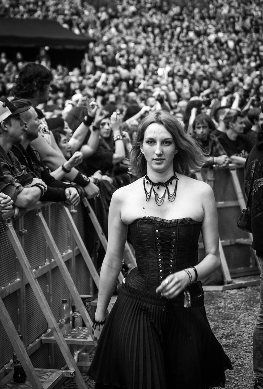 První den vyprodaného Metalfestu. Vystoupily kapely Hammerfall, Powerwolf, Amorphis, Axxis i česká ikona Törr