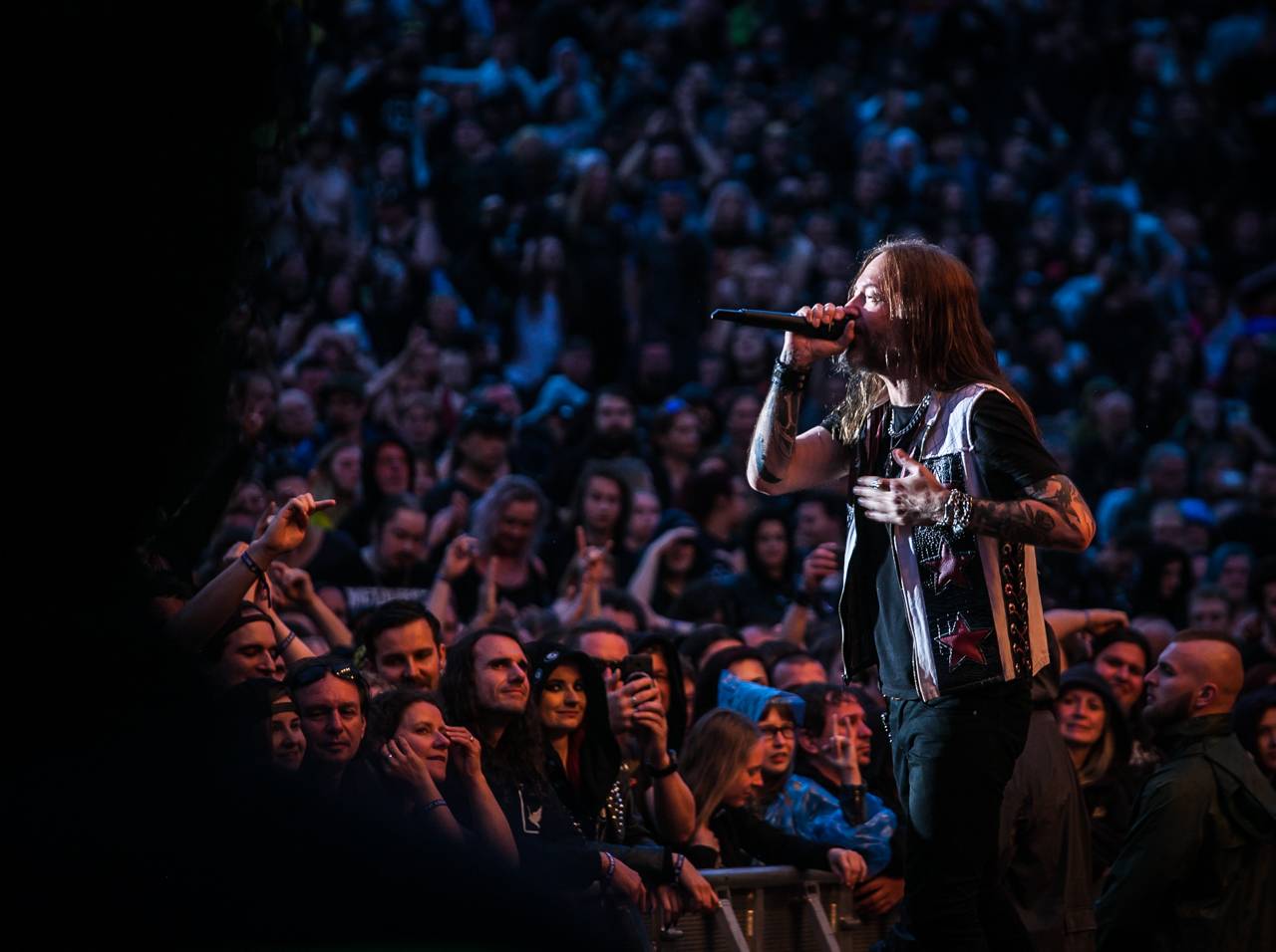 První den vyprodaného Metalfestu. Vystoupily kapely Hammerfall, Powerwolf, Amorphis, Axxis i česká ikona Törr