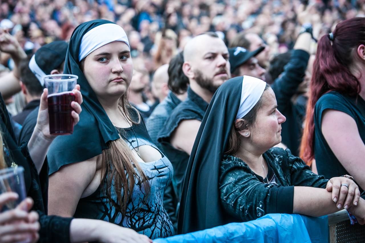 První den vyprodaného Metalfestu. Vystoupily kapely Hammerfall, Powerwolf, Amorphis, Axxis i česká ikona Törr