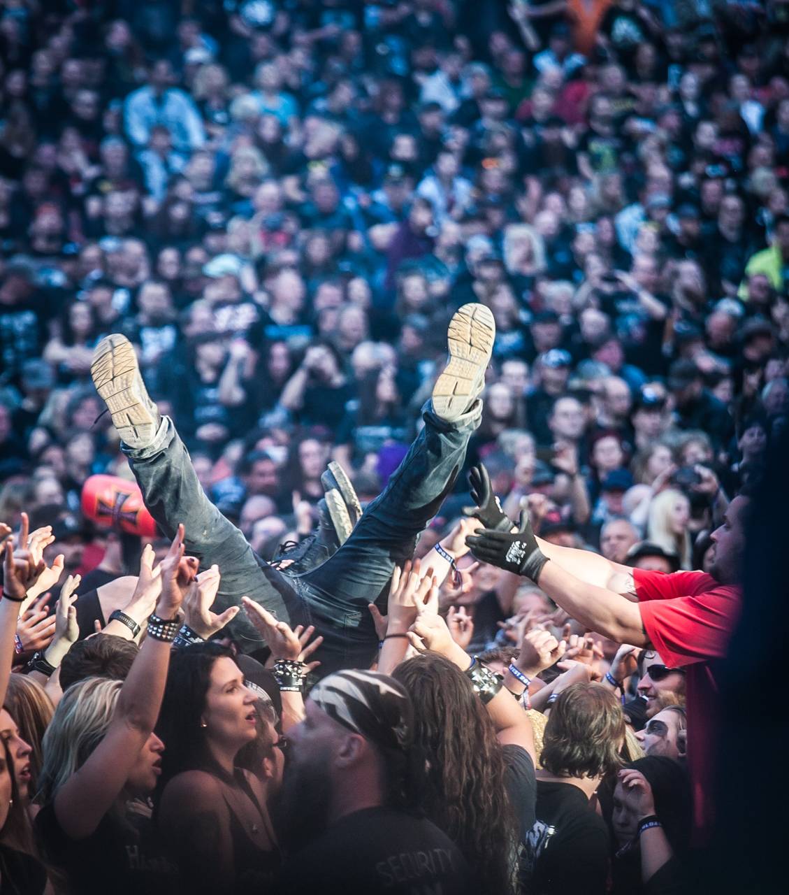 První den vyprodaného Metalfestu. Vystoupily kapely Hammerfall, Powerwolf, Amorphis, Axxis i česká ikona Törr