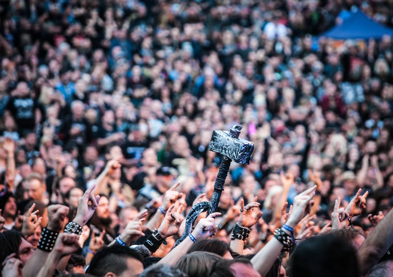 První den vyprodaného Metalfestu. Vystoupily kapely Hammerfall, Powerwolf, Amorphis, Axxis i česká ikona Törr