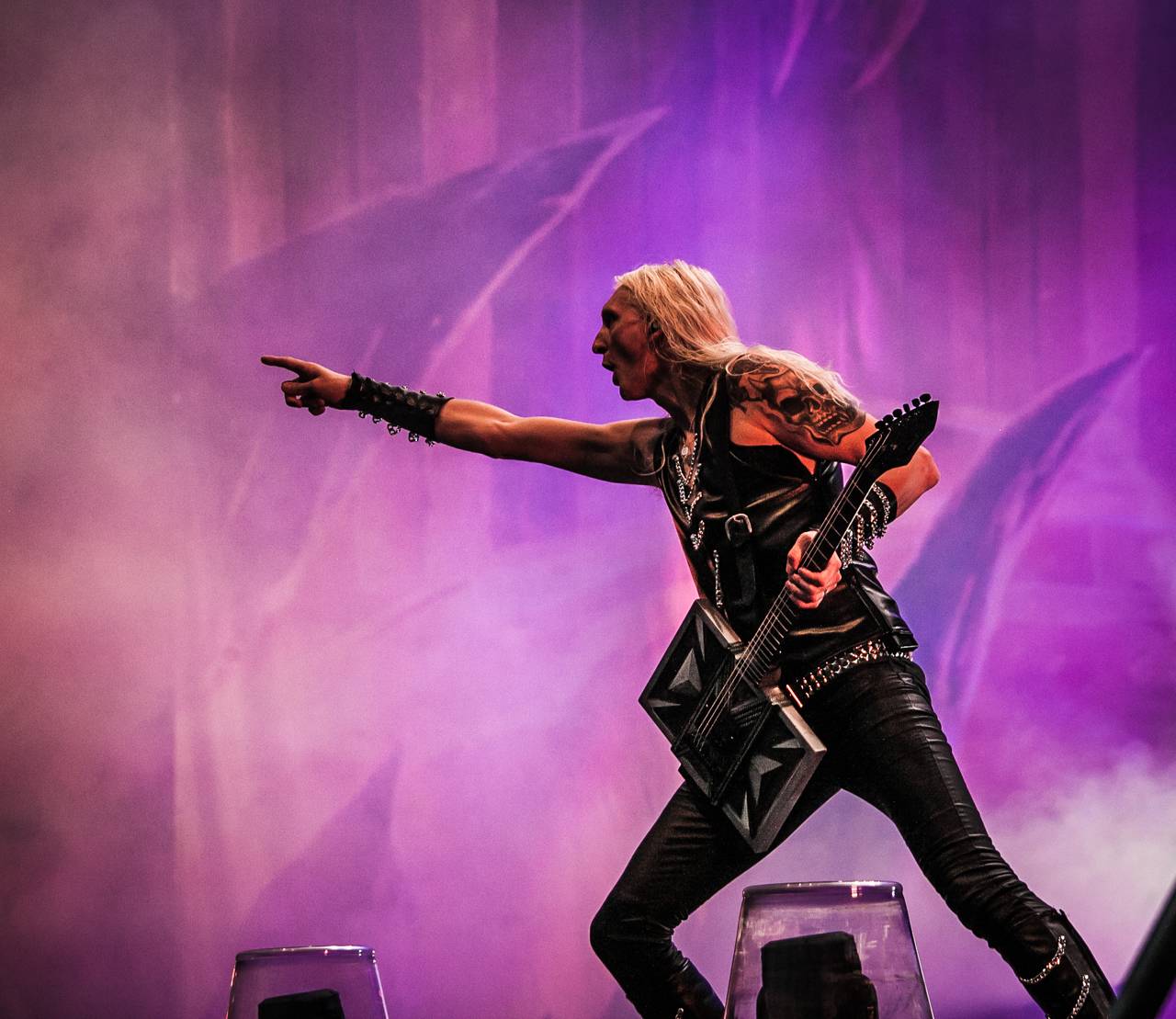 První den vyprodaného Metalfestu. Vystoupily kapely Hammerfall, Powerwolf, Amorphis, Axxis i česká ikona Törr