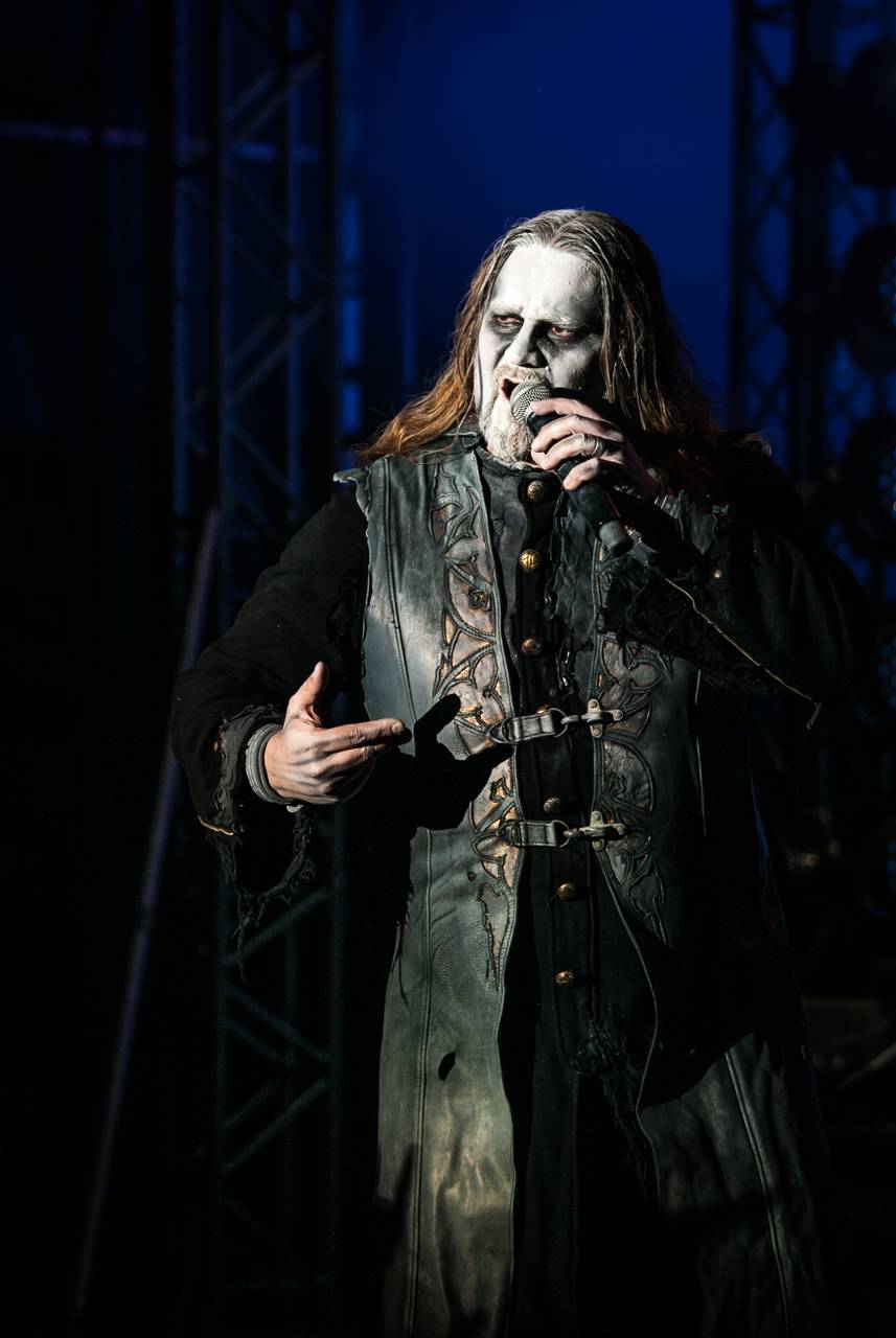 První den vyprodaného Metalfestu. Vystoupily kapely Hammerfall, Powerwolf, Amorphis, Axxis i česká ikona Törr